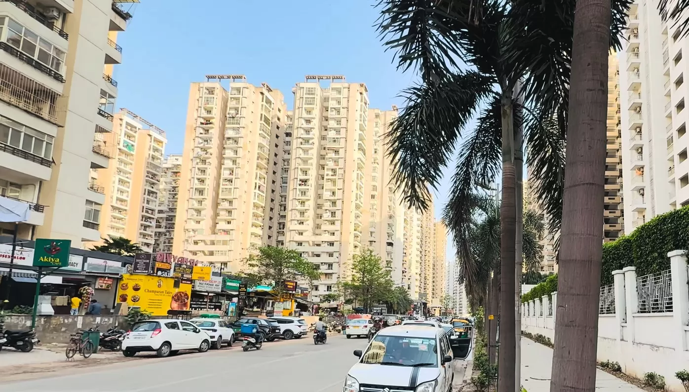 Gaur City 10th Avenue 2/3 BHK Ready to Move Apartments Noida Extension