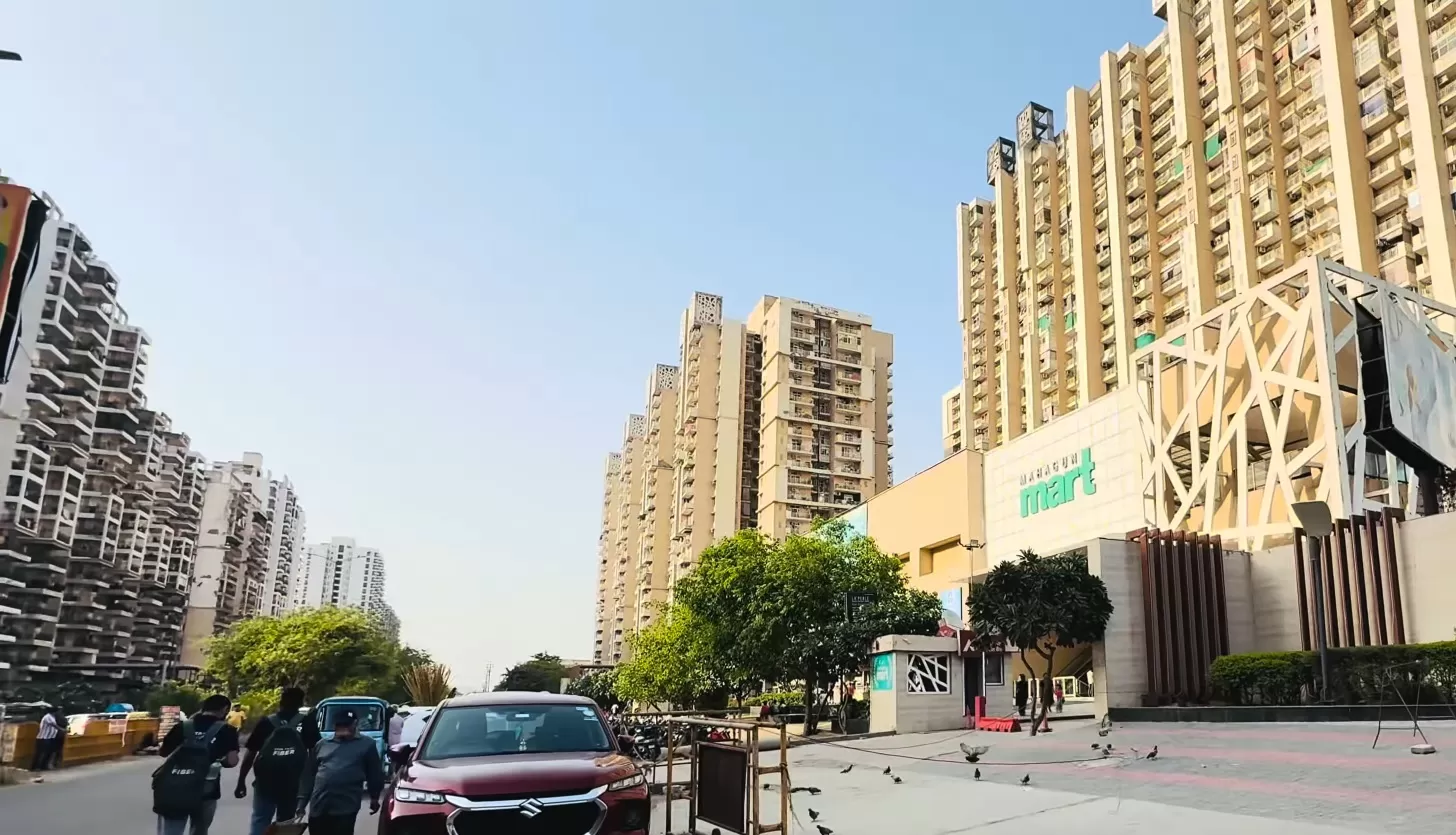 Gaur City 1st Avenue Ready to Move 2/3 BHK Flats